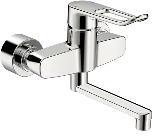 Chromfarbener Wasserhahn mit Bügelhebel und seitlichem Auslauf, geeignet für den Einsatz in modernem Badezimmer. Marke HANSA erkennbar.